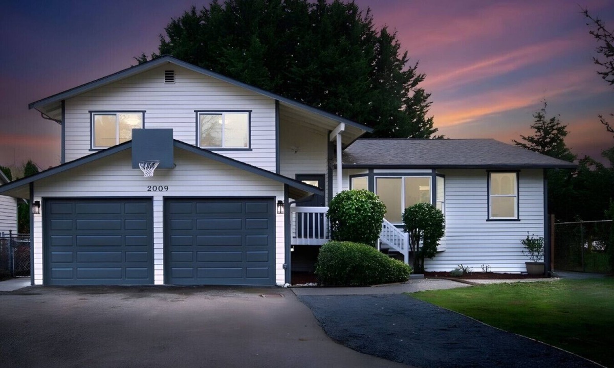 Shoreline House | Comfortable & Spacious 4BR Upper Unit