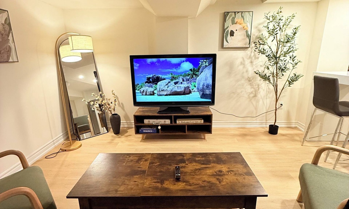 Durham Region Apartment | Comfy Stay w/Workspace + Brew Bar | Free Parking