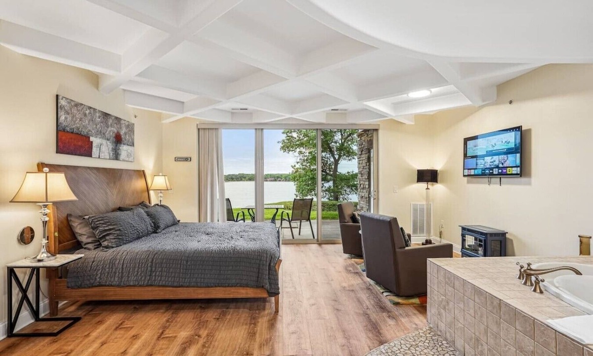 Lake Delton Condo | Corner Condo - Luxury Beachfront at Delton Grand