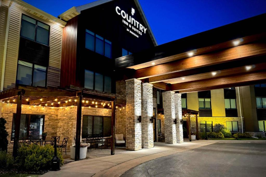 Appleton Hotel | Country Inn & Suites by Radisson, Appleton Airport - Fox River Mall Area