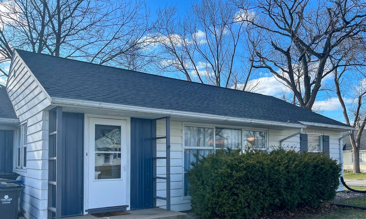 Cedar Rapids House | Cozy 3 bed, 1.5 bath with laundry, den, and patio