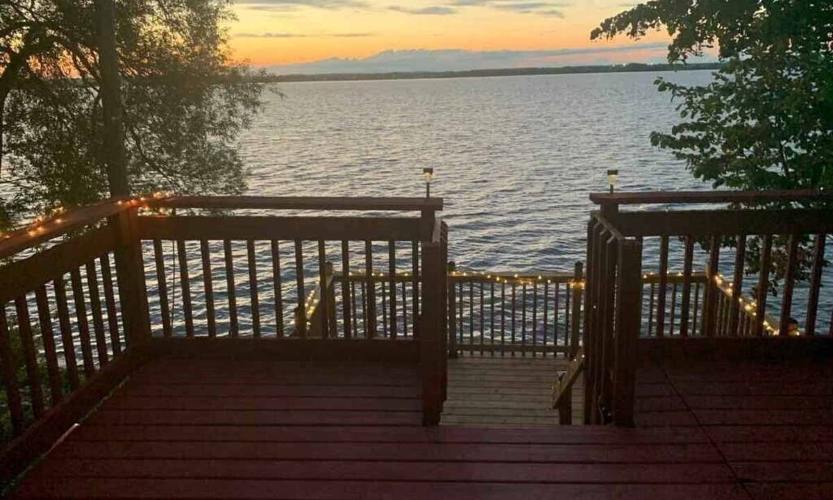Carrying Place Cottage | Cozy Beachfront Cottage Prince Edward County