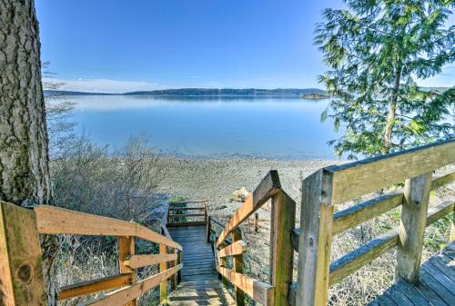 La Conner House | Cozy Beachouse: View & Deck, Steps from Skagit Bay