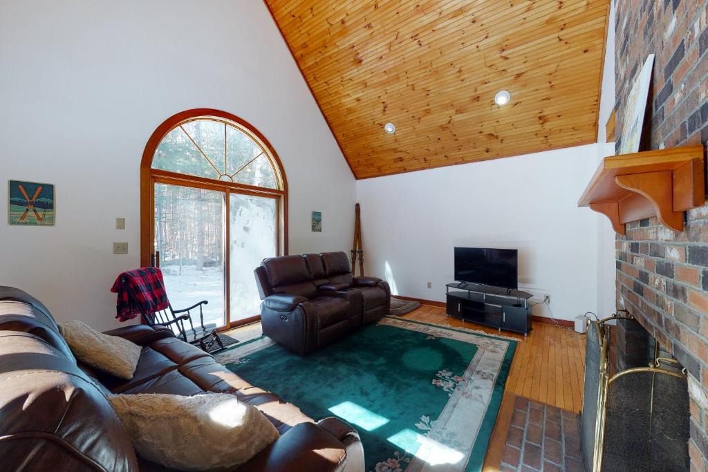 South Londonderry House | Cozy Cabin in the Woods