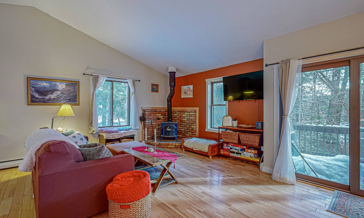 Quechee Condo | Cozy end-unit dog-friendly condo w/patio, balcony, board games, w/d, wifi, TVs