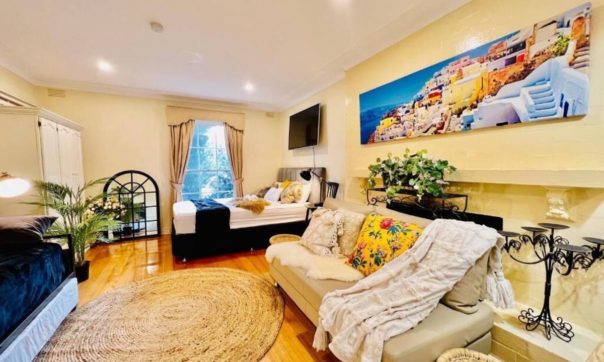 Wantirna South Apartment | Cozy Self Contained Studio + Seperate Spacious Living Room