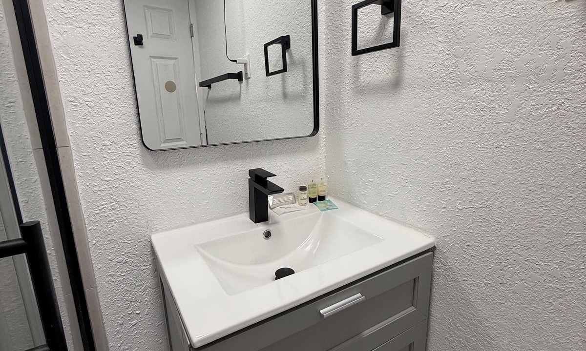 West Park Apartment | Cozy studio, centrally located, WiFi, free parking, pet friendly