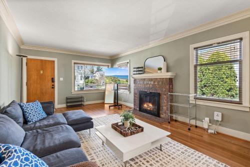 Green Lake House | Craftsman 2B Upper Unit -1 block from Greenlake