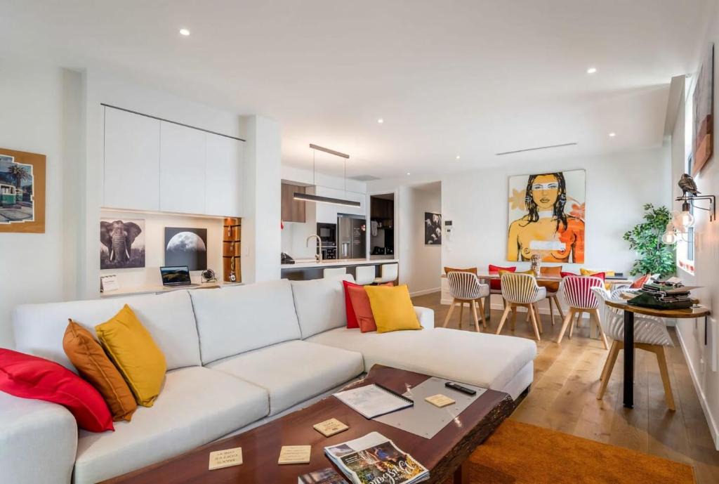 East Brisbane Apartment | Creative East Brisbane Escape Balcony & Parking
