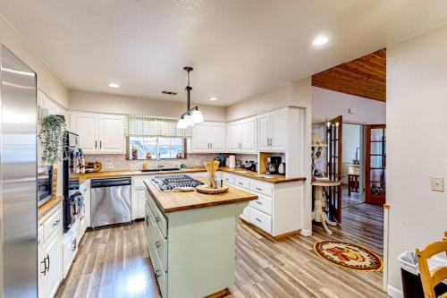 Crestline House | Creekside Cabin