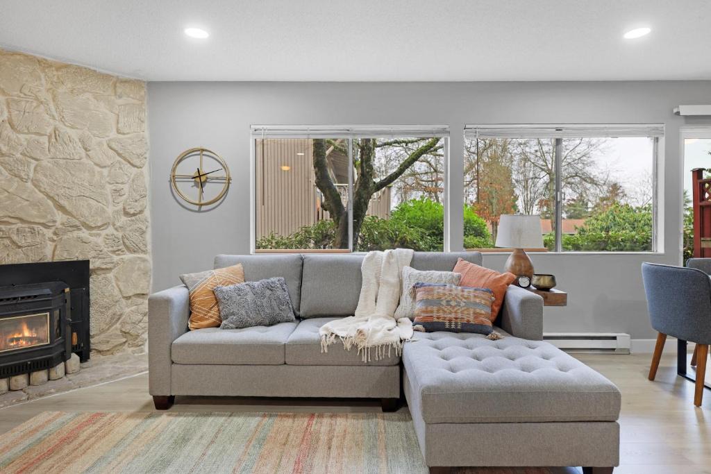 Kent Apartment | Cute Delightfully Remodeled Spacious Condo condo