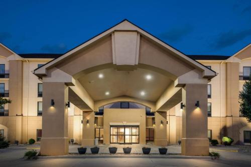 Cedar Rapids Hotel | Days Inn & Suites by Wyndham Cedar Rapids