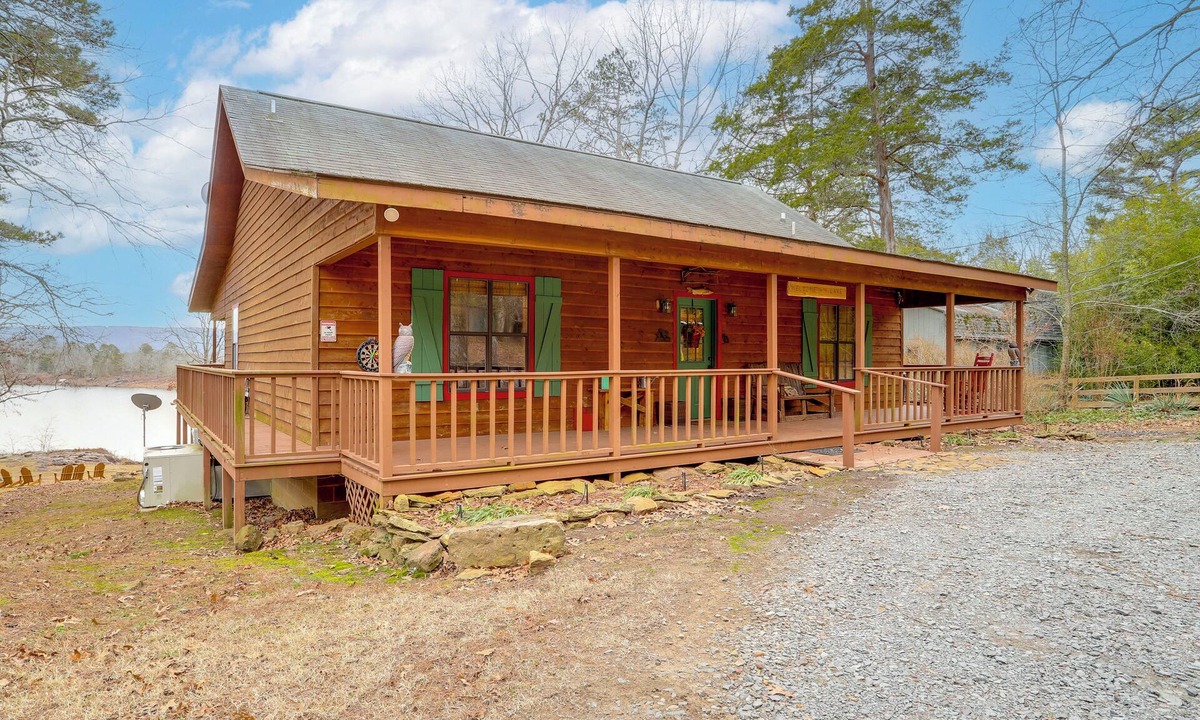 Greers Ferry Cabin | Deck & Fire Pit: Waterfront Cabin in Greers Ferry!