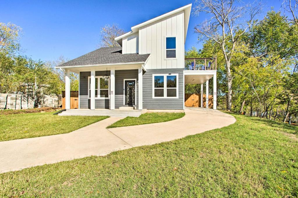 Denison House | Denison Home w/Balcony: Walk to Downtown!