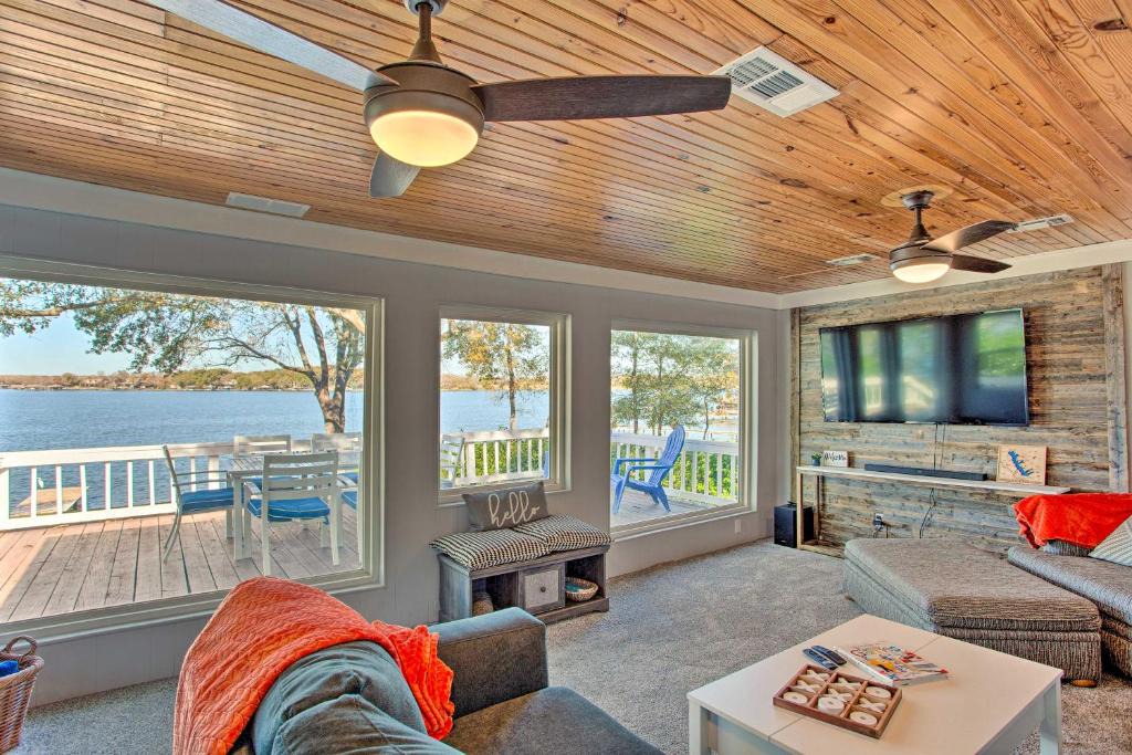 Enchanted Oaks House | Dock & Fire Pit: Lakefront Cedar Creek Home!