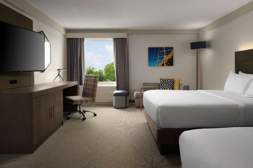 Moon Township Hotel | DoubleTree by Hilton Pittsburgh Airport