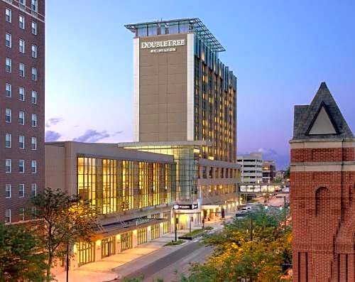 Cedar Rapids - Iowa City Hotel | DoubleTree by Hilton Hotel Cedar Rapids Convention Complex