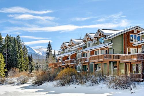 Winter Park House | Downtown WP Pond Villa 558 I Private Hot Tub I Great Views I Activity Program