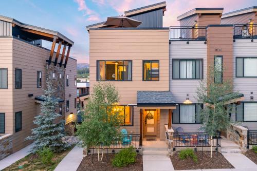 Winter Park House | Downtown WP Villa 282 I Rooftop Hot Tub I Great Views I Activity Program