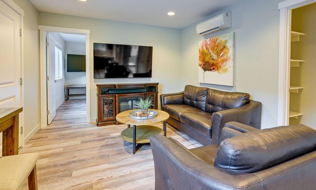 SeaTac Apartment | Easy Commuting! Modern SeaTac Unit w/Fireplace