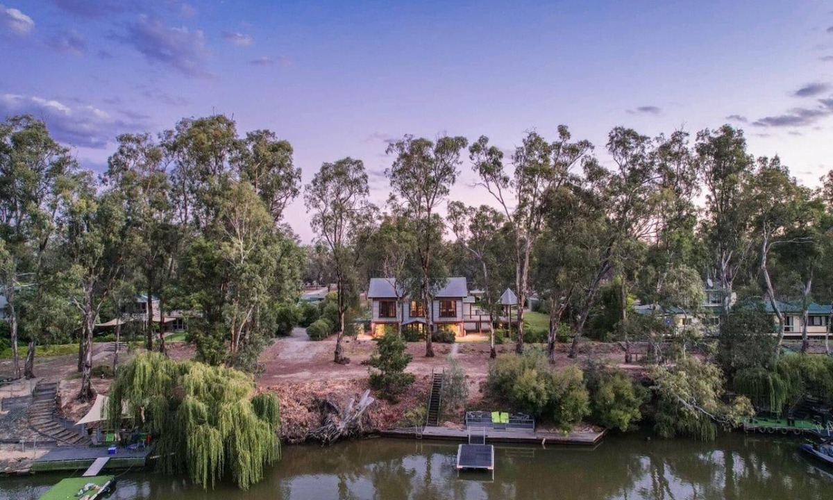 Wharparilla House | Echuca Riverfront Holiday Home with private pontoon and river access- Banyandah