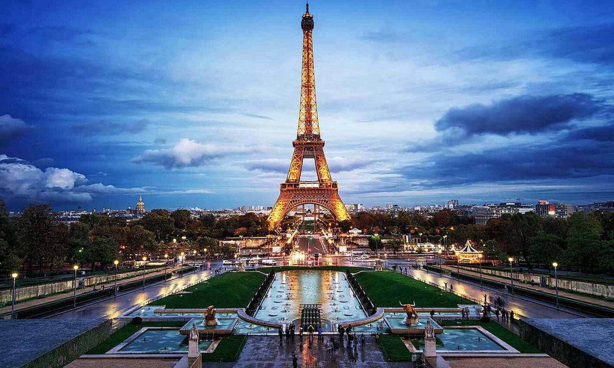Grenelle Apartment | EIFFEL TOWER VIEWS STUDIO WITH AIRCON