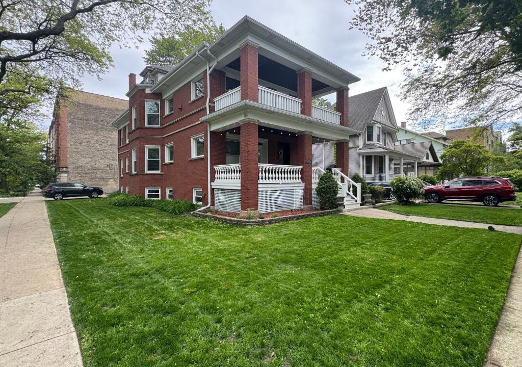 Rogers Park Apartment | Elegant and Chic 2Bed 2Bath steps from the lake!