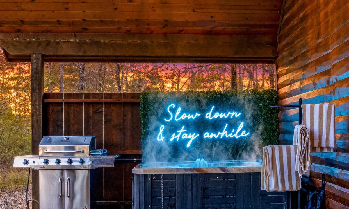 Hochatown Cabin | Firepit, Grill & Hot Tub - Private Spa Cabin for Two
