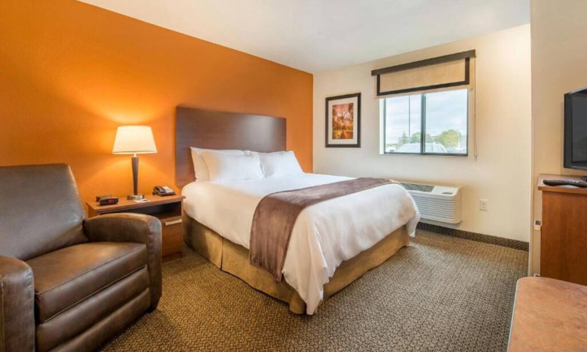 Jamestown Hotel | Four Comfortable Rooms w/Kitchens Perfect for Groups Visiting Jamestown