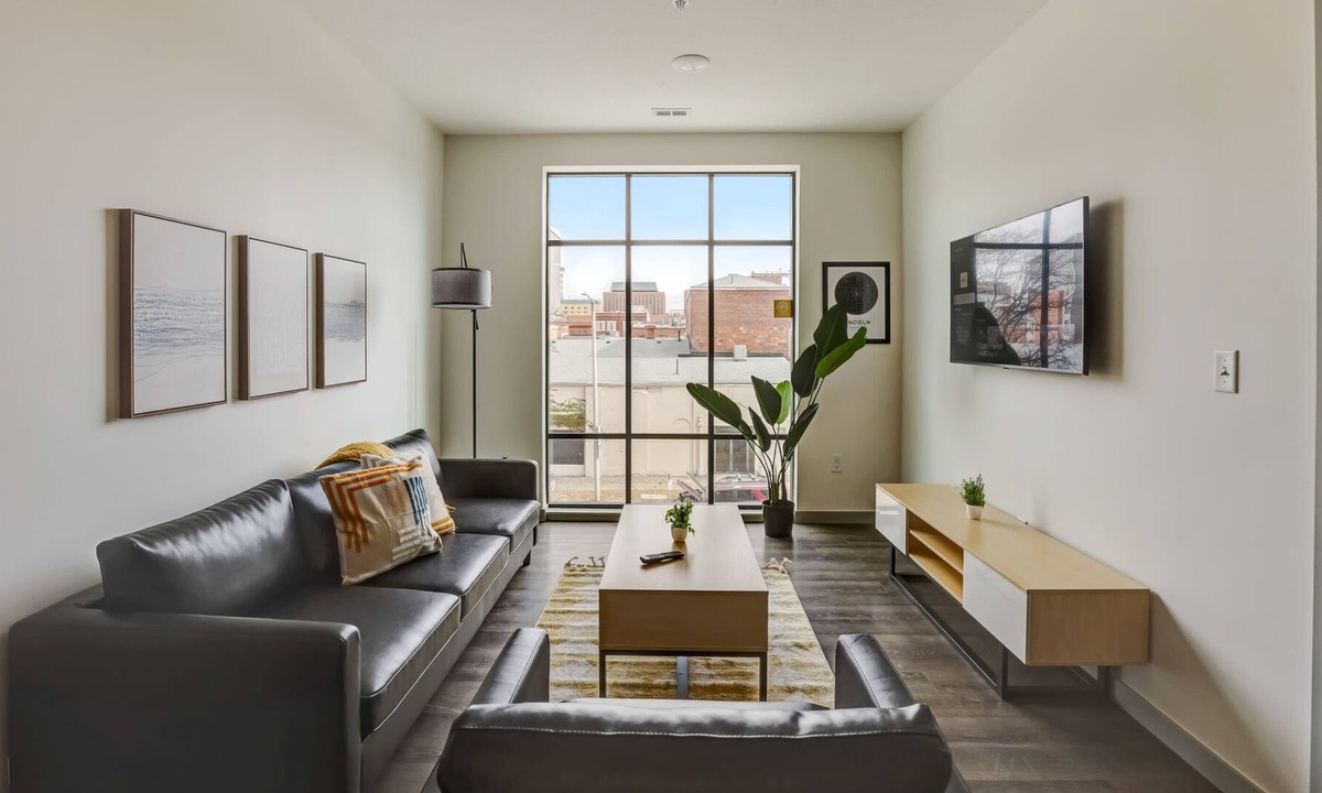 Downtown Lincoln Apartment | Frontdesk | 2 BR Apt by the Sunken Gardens