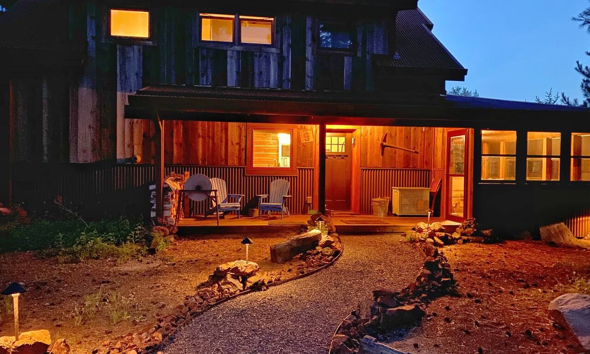 Biwabik House | Fully modernized historic log cabin near Giants Ridge