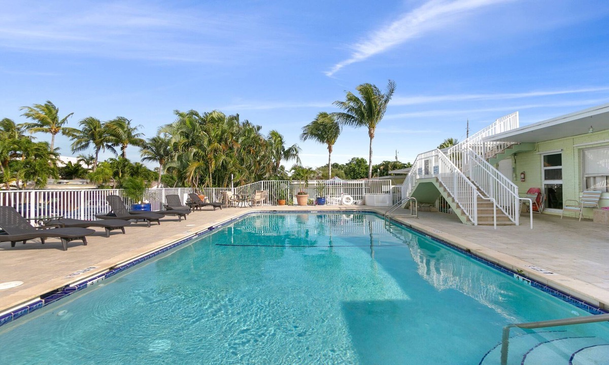 Ocean Ridge Apartment | Gorgeous studio with pool 200 meters from the beach