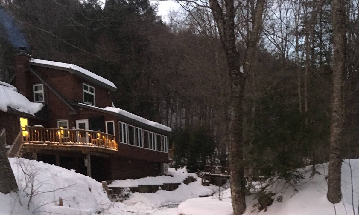 Brookline House | Gorgeous Winter Retreat next to Babbling Brook and Ski Resorts - SLEEPS 4-6!!