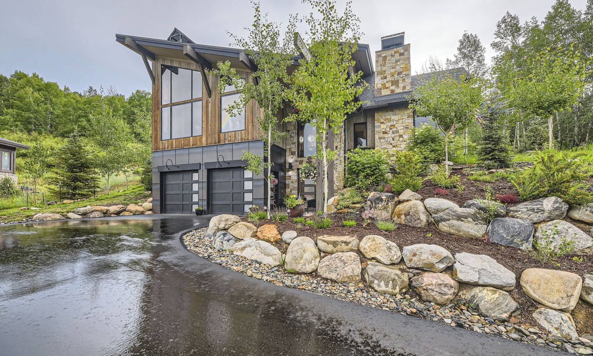 Three Peaks House | Grand Upscale 4-bedroom home with gourmet kitchen in Silverthorne, CO