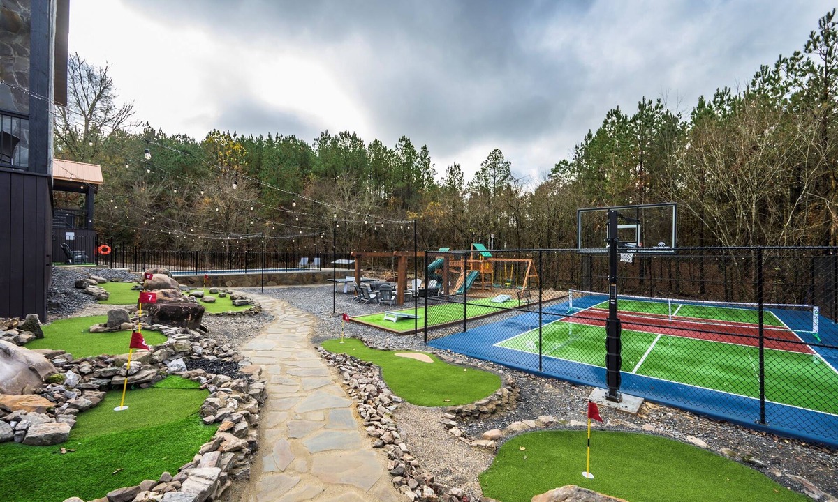 Broken Bow Cabin | Heated Pool + Pickleball + Mini Golf | Ultimate Group Getaway