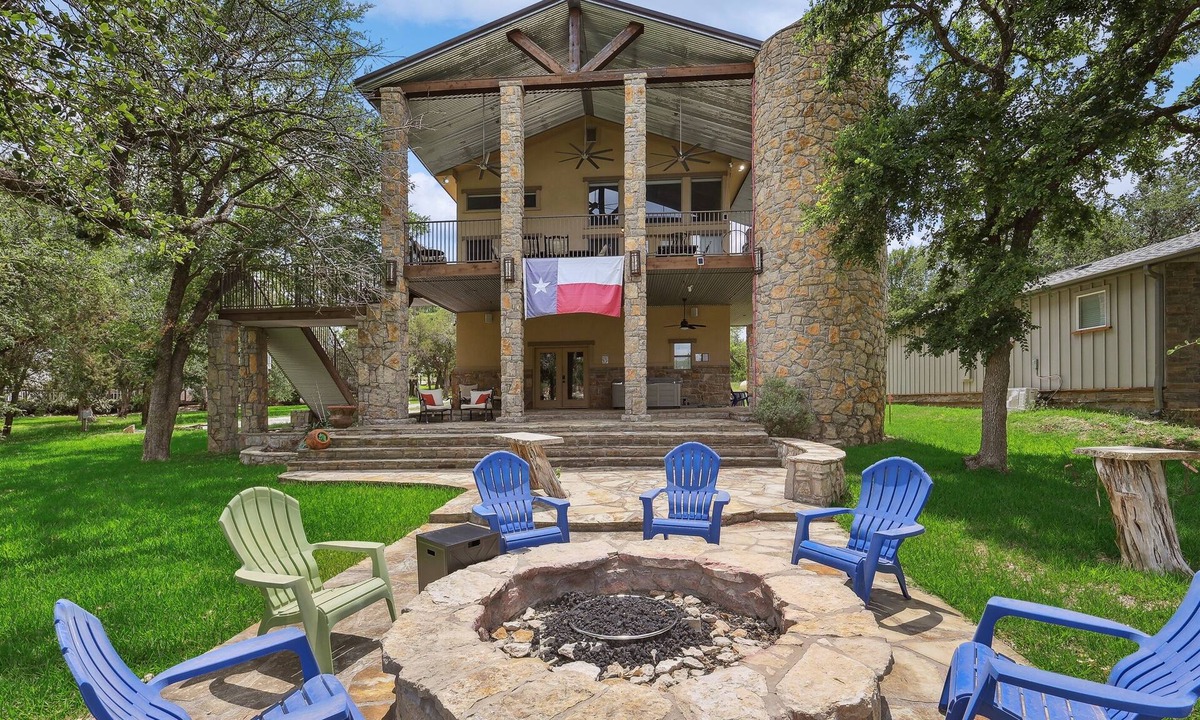 Graford House | Heaven In Hells Gate! Water access, kayaks, game room!
