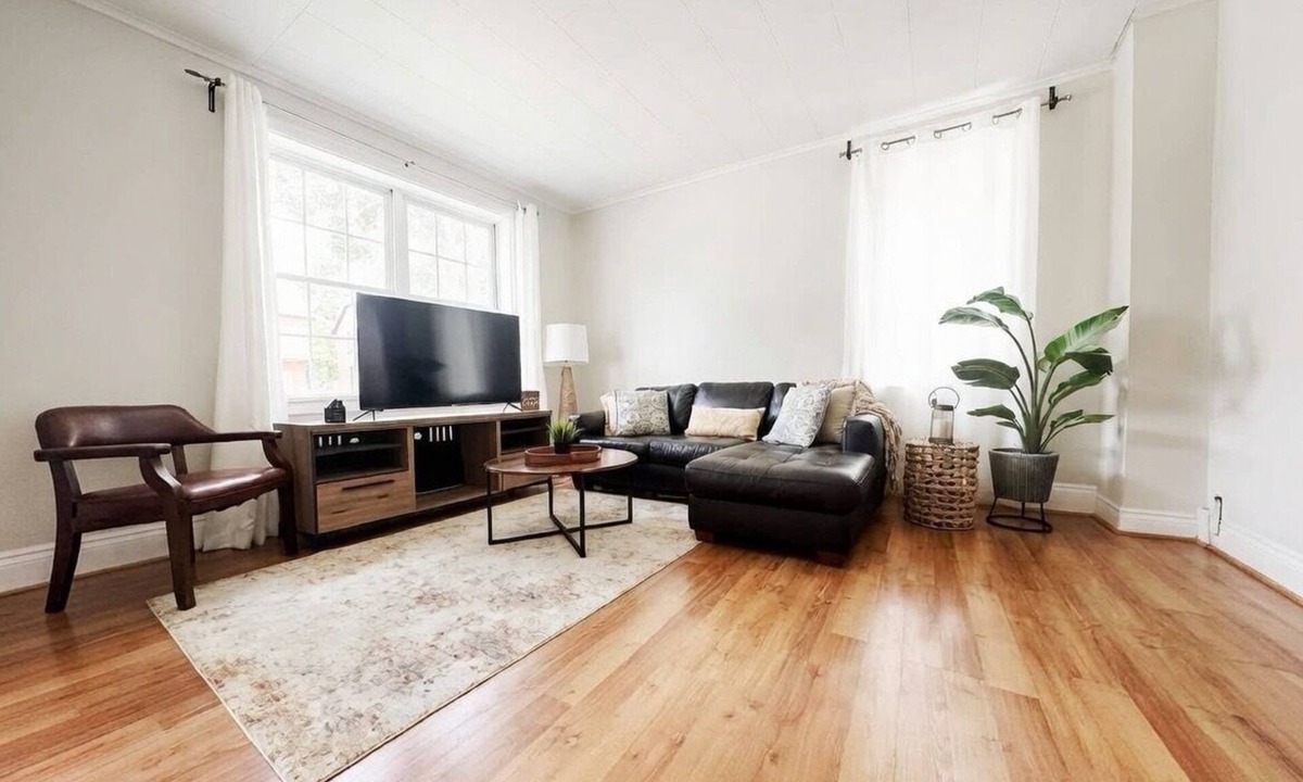 Walkerville House | Hidden Gem Steps From River, Restos, Cafés, Parks