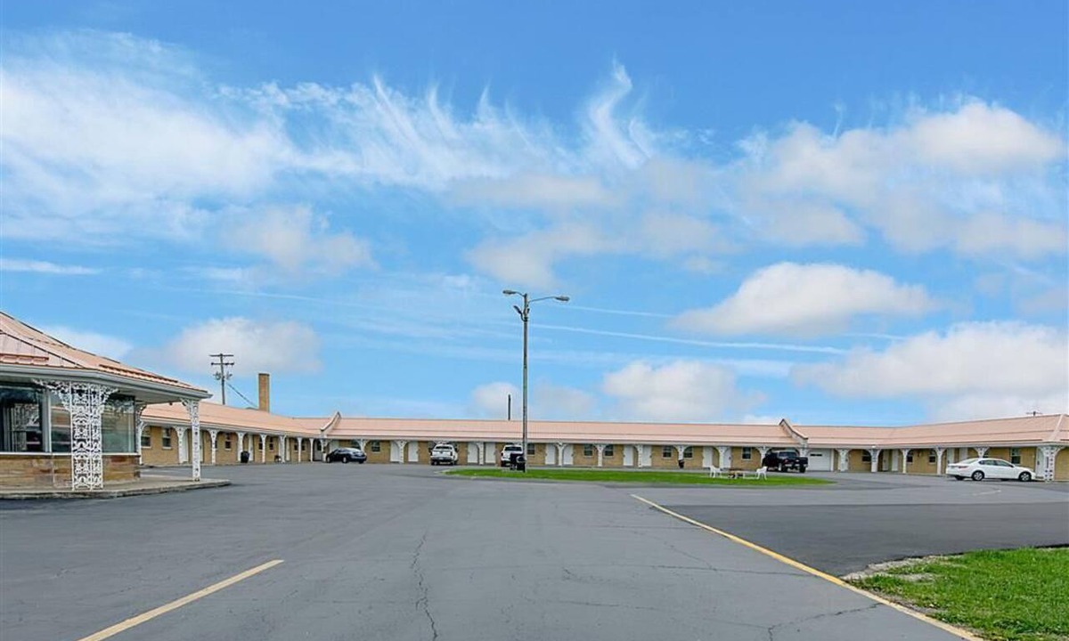 Paris Hotel | Highway Inn