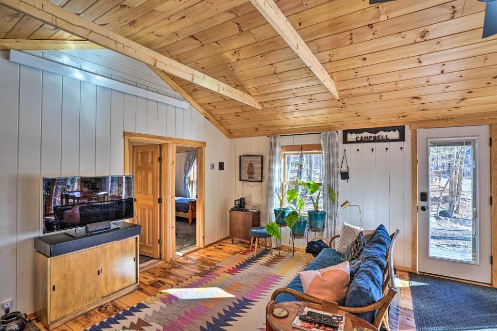 Williamsville House | Hiking Trails On-Site Cozy Falls Brook Cabin