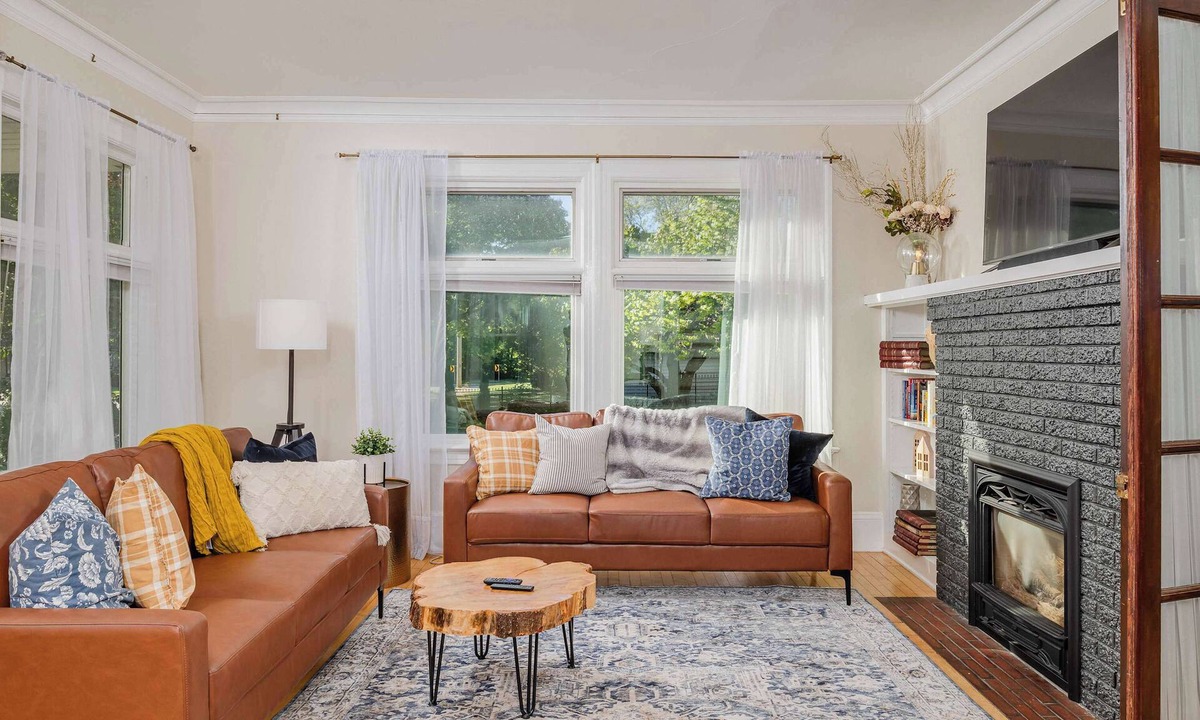 Appleton House | Historic Appleton Mansion-Sleeps 13 & Free Parking