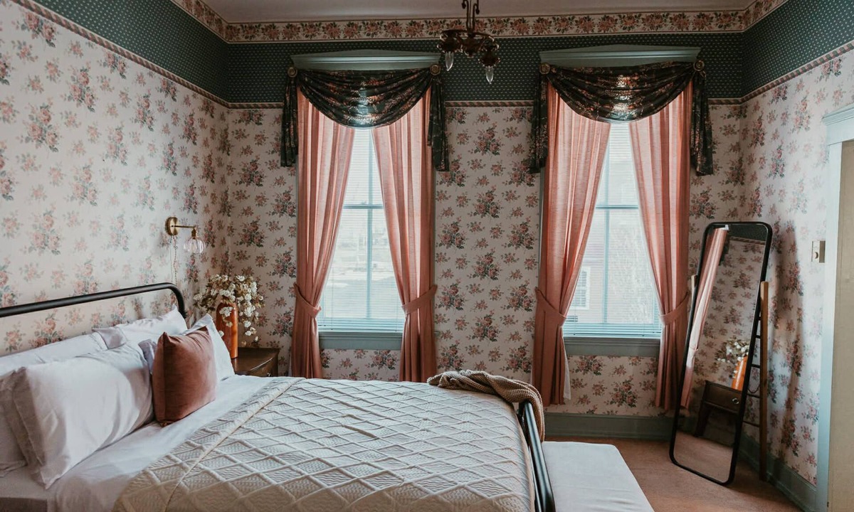Hermann Bed & Breakfast | Historic District - Vintage Charm - Opal Suite