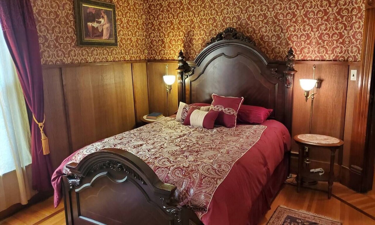Sioux Falls Bed & Breakfast | Historic Victorian Inn Wine Suite