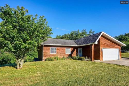 Logan House | Hocking Hills Cedar Ranch Cabin w/relaxing Hot Tub