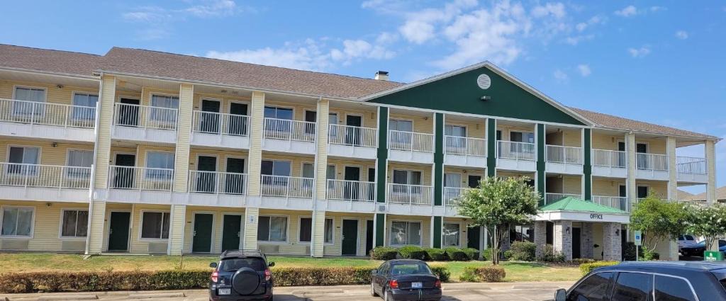 Irving Hotel | HomeTowne Studios by Red Roof Dallas - Irving
