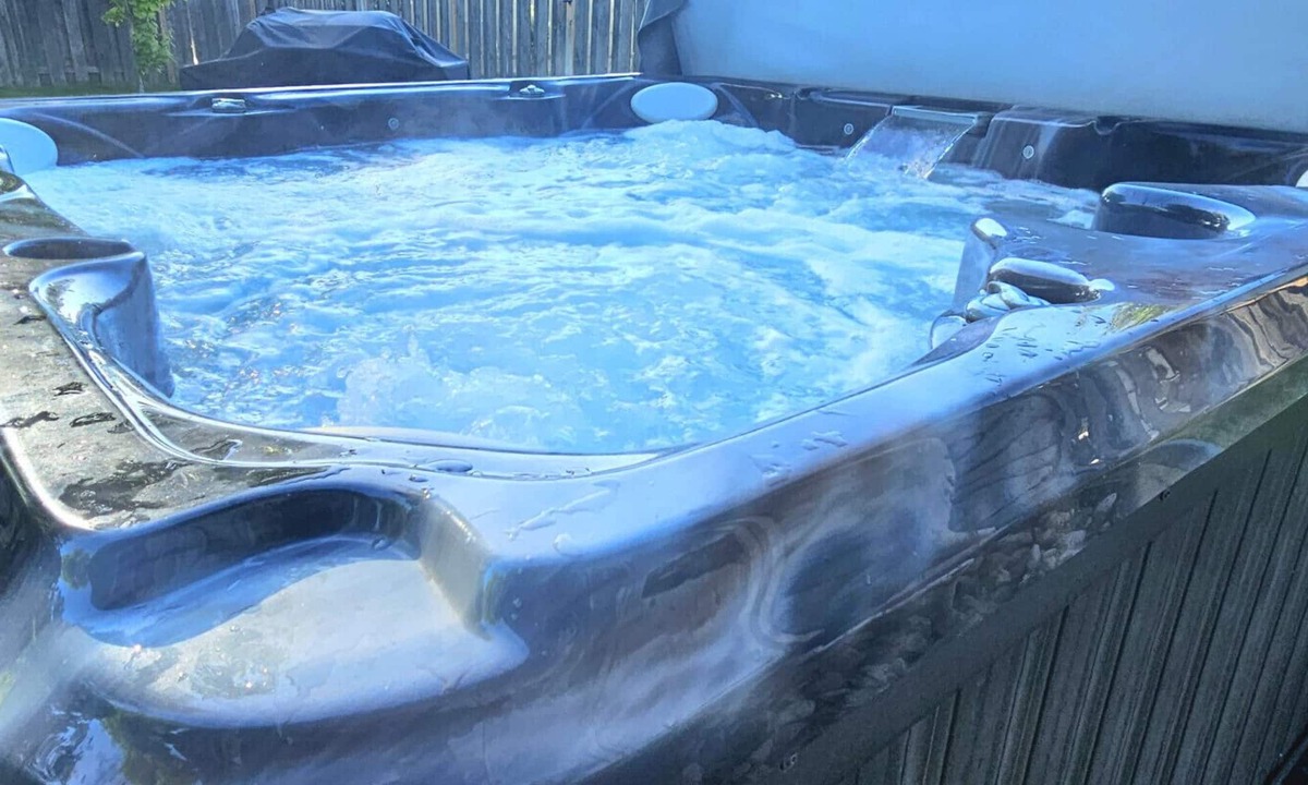 Fargo House | Hot Tub | Built in Fire Pit | Fenced Yard for Kids