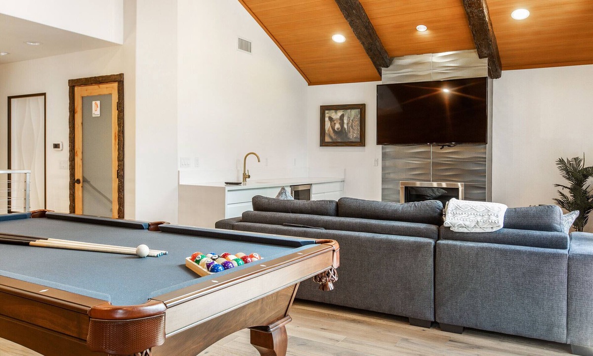 Summit Estates Cabin | Incredible New Lodge walking distance to Snow Summit! Spa!