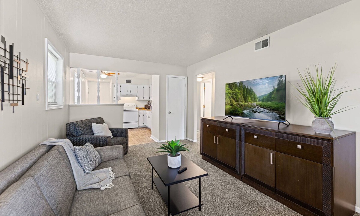 Independence Apartment | Independence 2BR Apartment Near GEHA Field