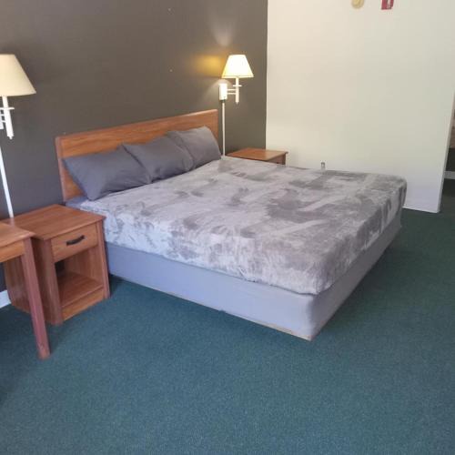 Livingston Apartment | King Bed Hotel Studio 108