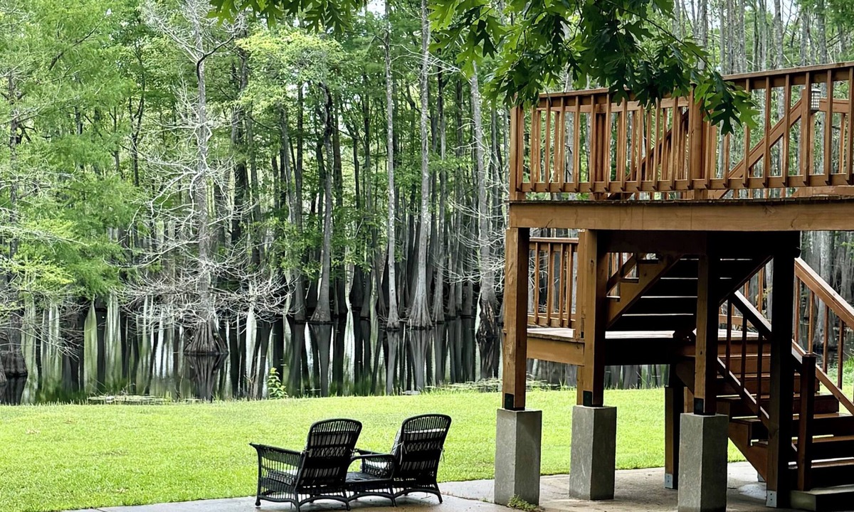 West Monroe House | Lakefront, Deck View, Grill, Fire pit, Fish from Backyard, Fully Stocked for you