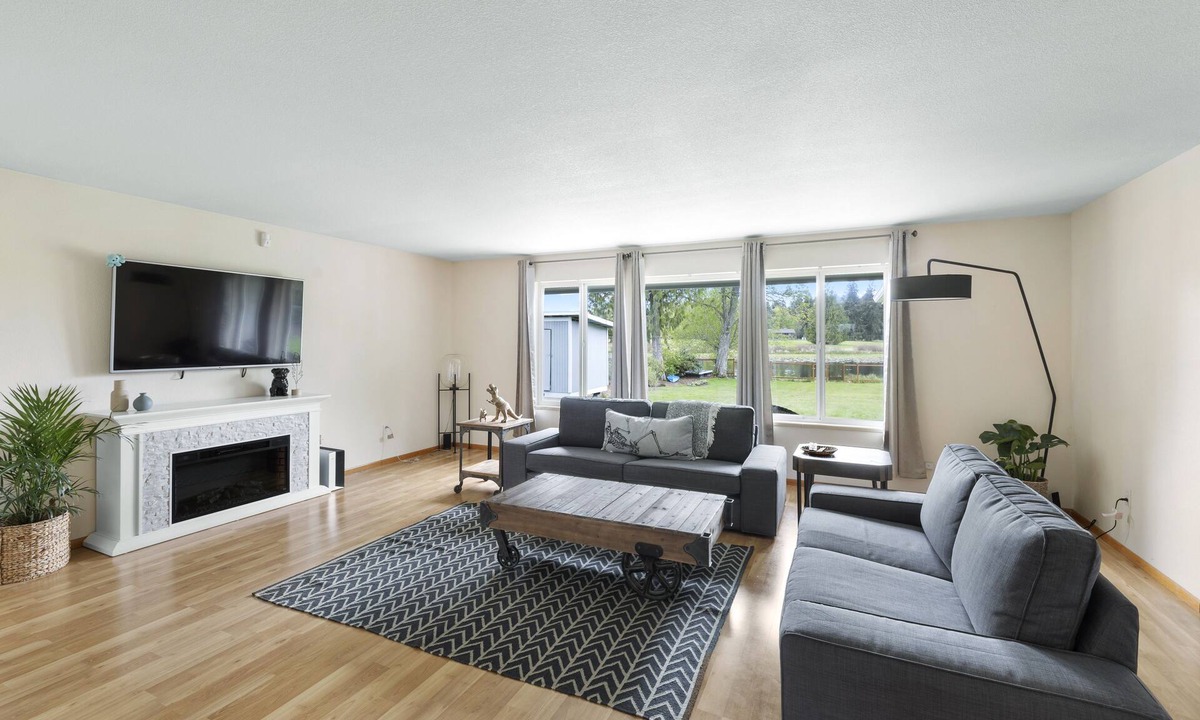 Olympia House | Lakefront Gateaway at Chambers Lake - 3 bd 2 ba w/AC